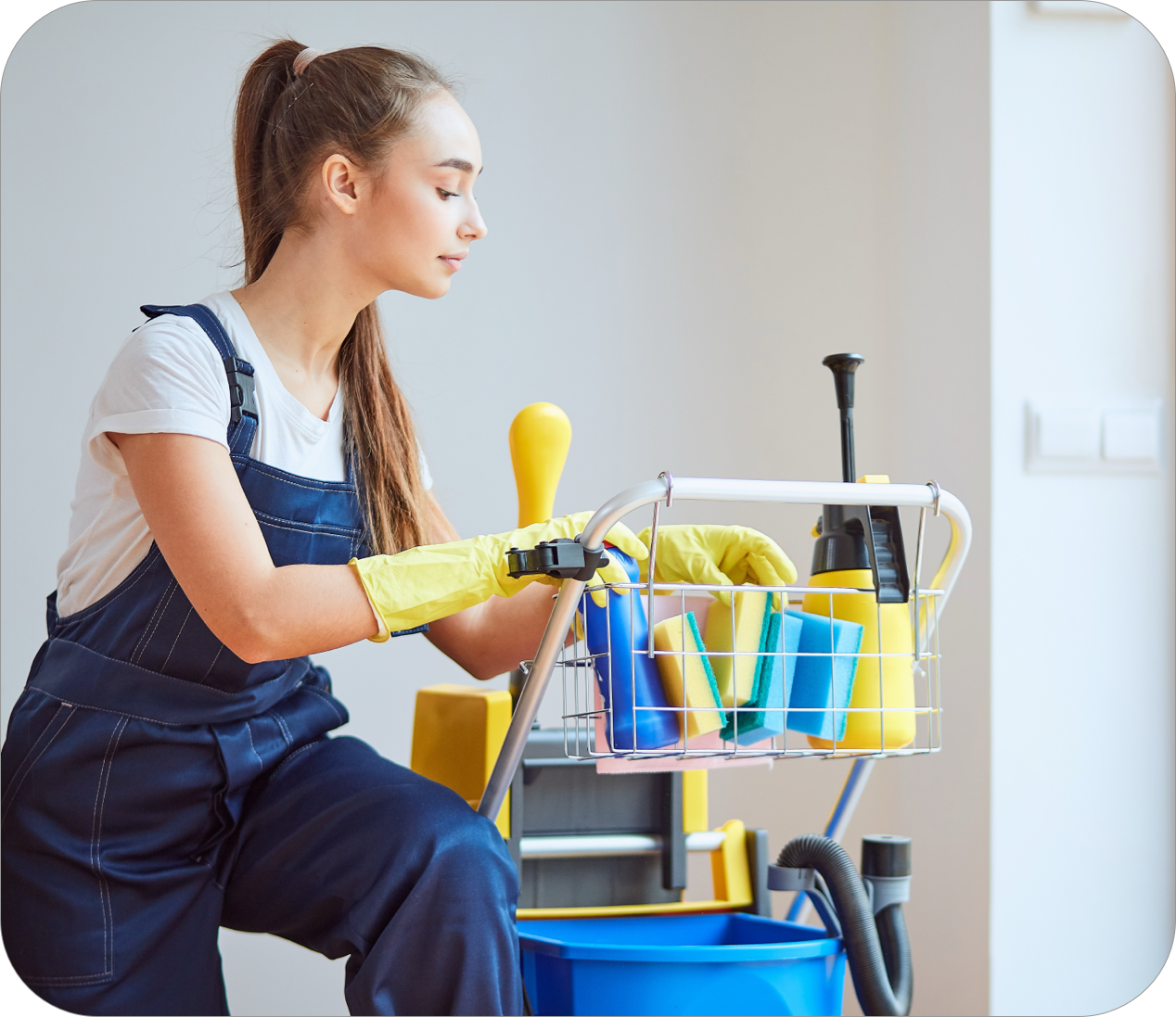 Reinigungskraft mit vorbereitetem Reinigungswagen
