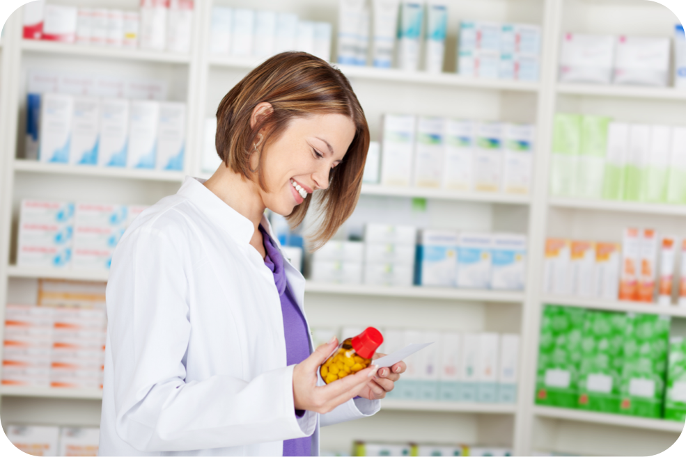 Apothekerin prüft Medikamente in einer Apotheke